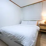 Cozy And Comfy House/ Hongik St. Exit 2 10Min