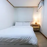 Cozy And Comfy House/ Hongik St. Exit 2 10Min