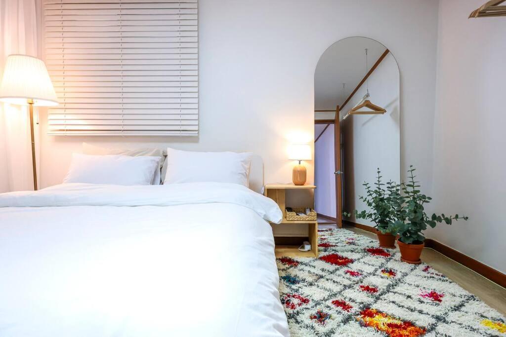 Cozy And Comfy House/ Hongik St. Exit 2 10min *