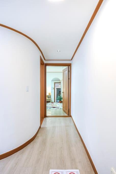 Cozy And Comfy House/ Hongik St. Exit 2 10min