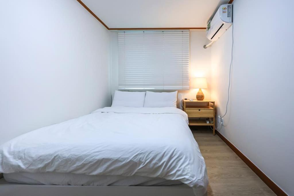 Cozy And Comfy House/ Hongik St. Exit 2 10min *