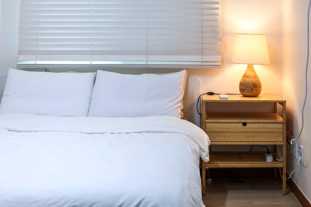 Cozy And Comfy House/ Hongik St. Exit 2 10min