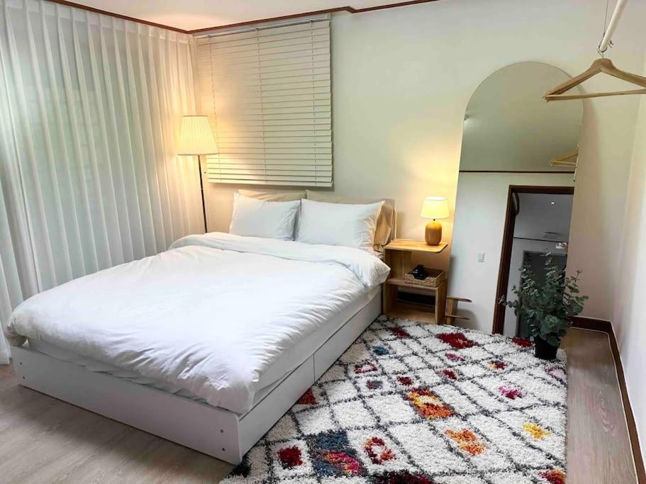 Cozy And Comfy House/ Hongik St. Exit 2 10min *