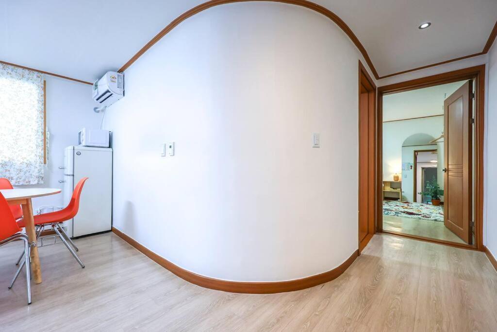 Cozy And Comfy House/ Hongik St. Exit 2 10min