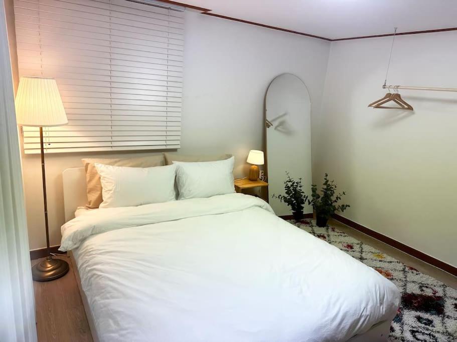 Cozy And Comfy House/ Hongik St. Exit 2 10min Holiday home Seoul