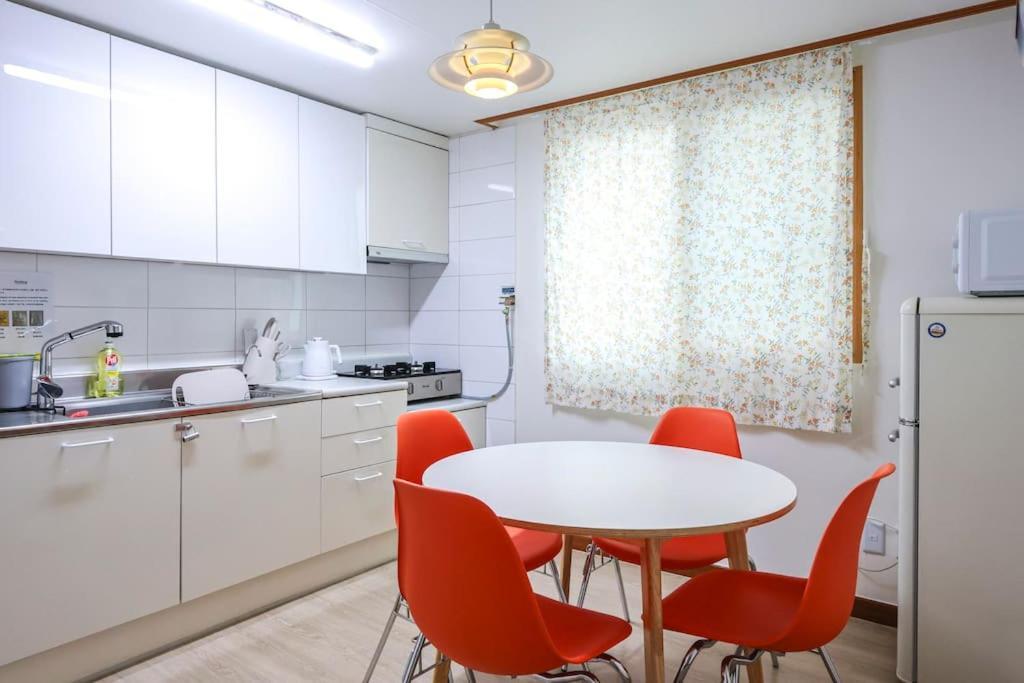 Cozy And Comfy House/ Hongik St. Exit 2 10min * Seoul
