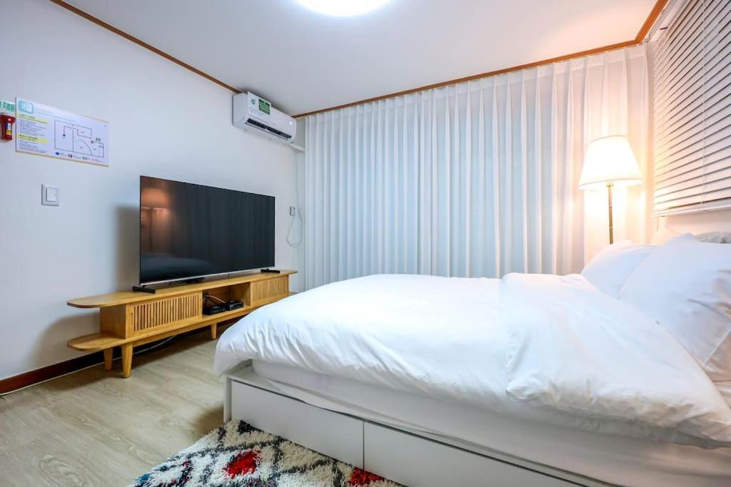 Cozy And Comfy House/ Hongik St. Exit 2 10min Holiday home Seoul