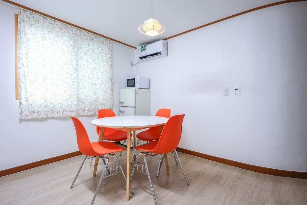 Cozy And Comfy House/ Hongik St. Exit 2 10min Seoul