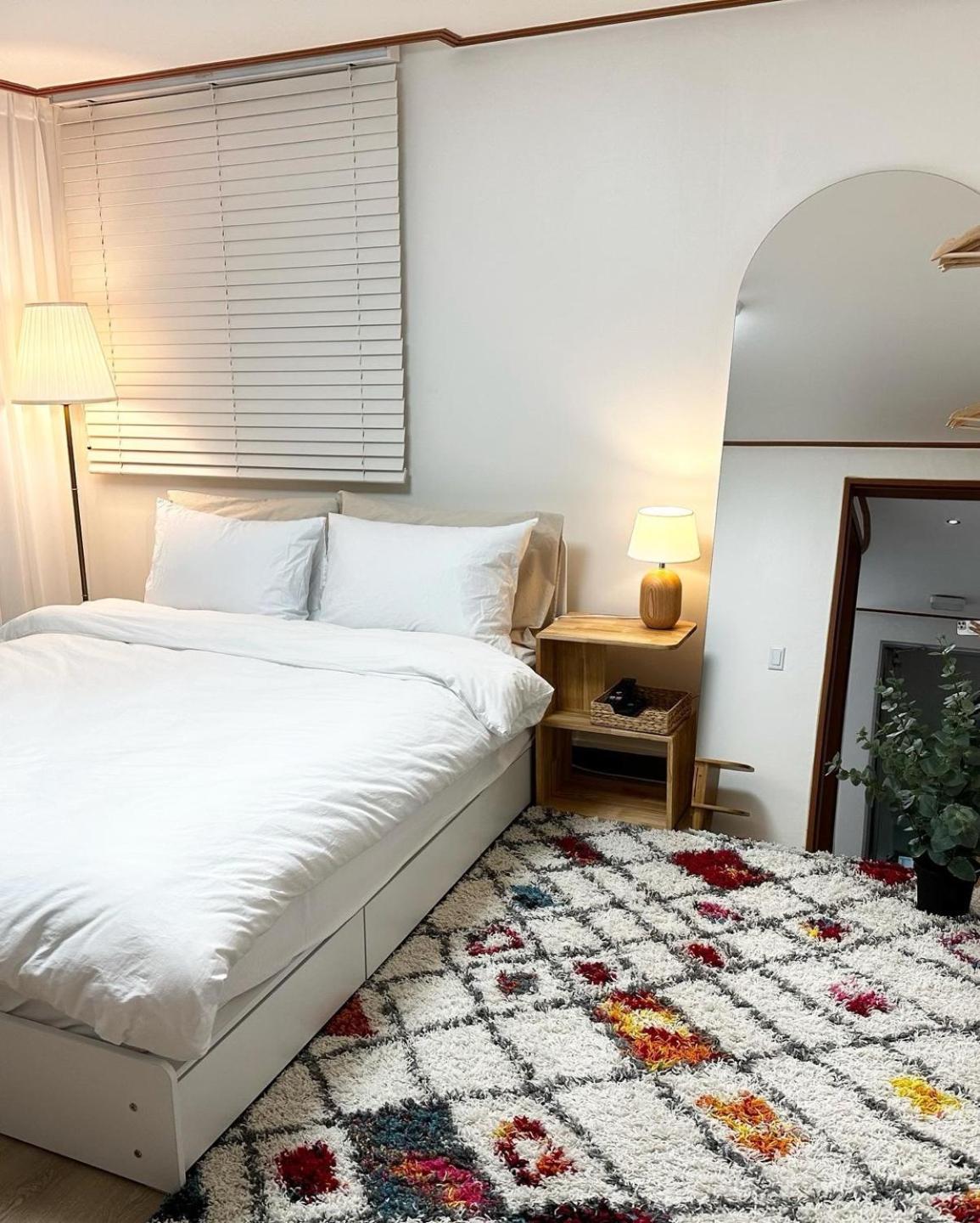 Cozy And Comfy House/ Hongik St. Exit 2 10min