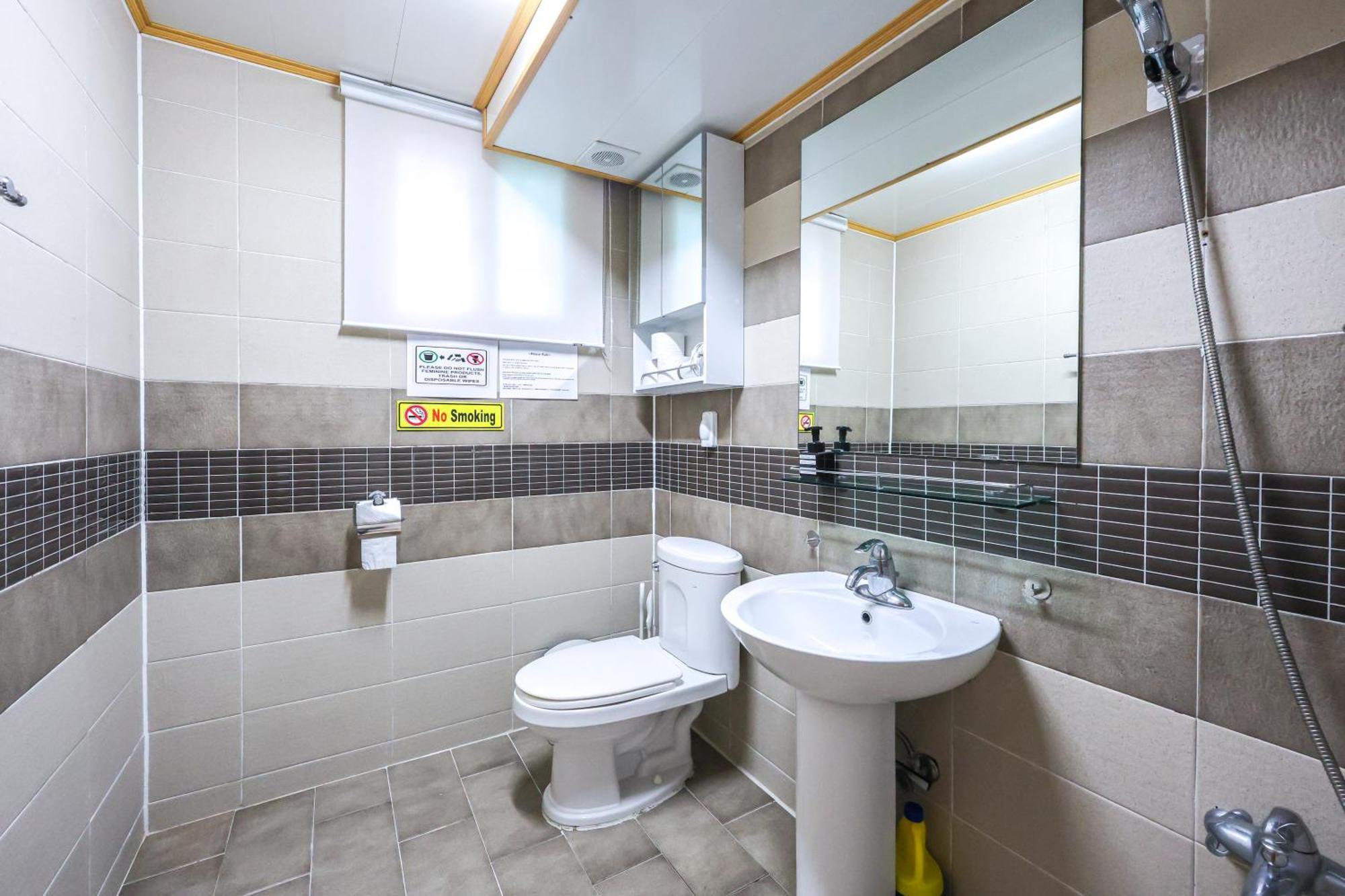 Cozy And Comfy House/ Hongik St. Exit 2 10min